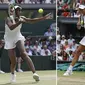 Venus Williams (kiri) berhadapan dengan Garbine Muguruza pada final tunggal putri Wimbledon, Sabtu (15/7/2017). (AFP/Frank Augstein/Adrian Dennis)