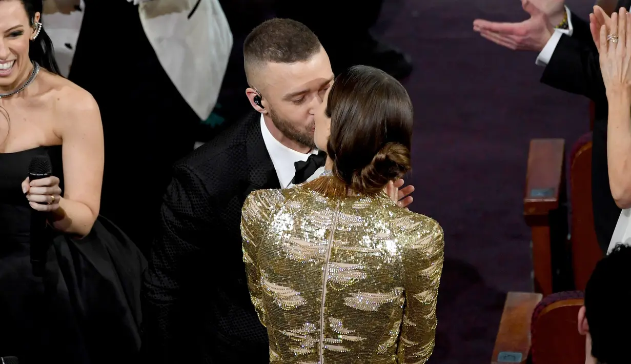 Penyanyi dan aktor, Justin Timberlake mencium sang istri, Jessica Biel saat tampil pada ajang Oscar 2017 di Hollywood, California, AS (26/2). Justin dan Jessica Biel terlihat mesra saat menghadiri acara tersebut. (Kevin Winter/Getty Images/AFP)