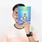 Yusep Maulana, menunjukan salah satu buku hasil tulisannya mengenai pengembangan inovasi teknologi informasi saat ini. (Liputan6.com/Jayadi Supriadin)