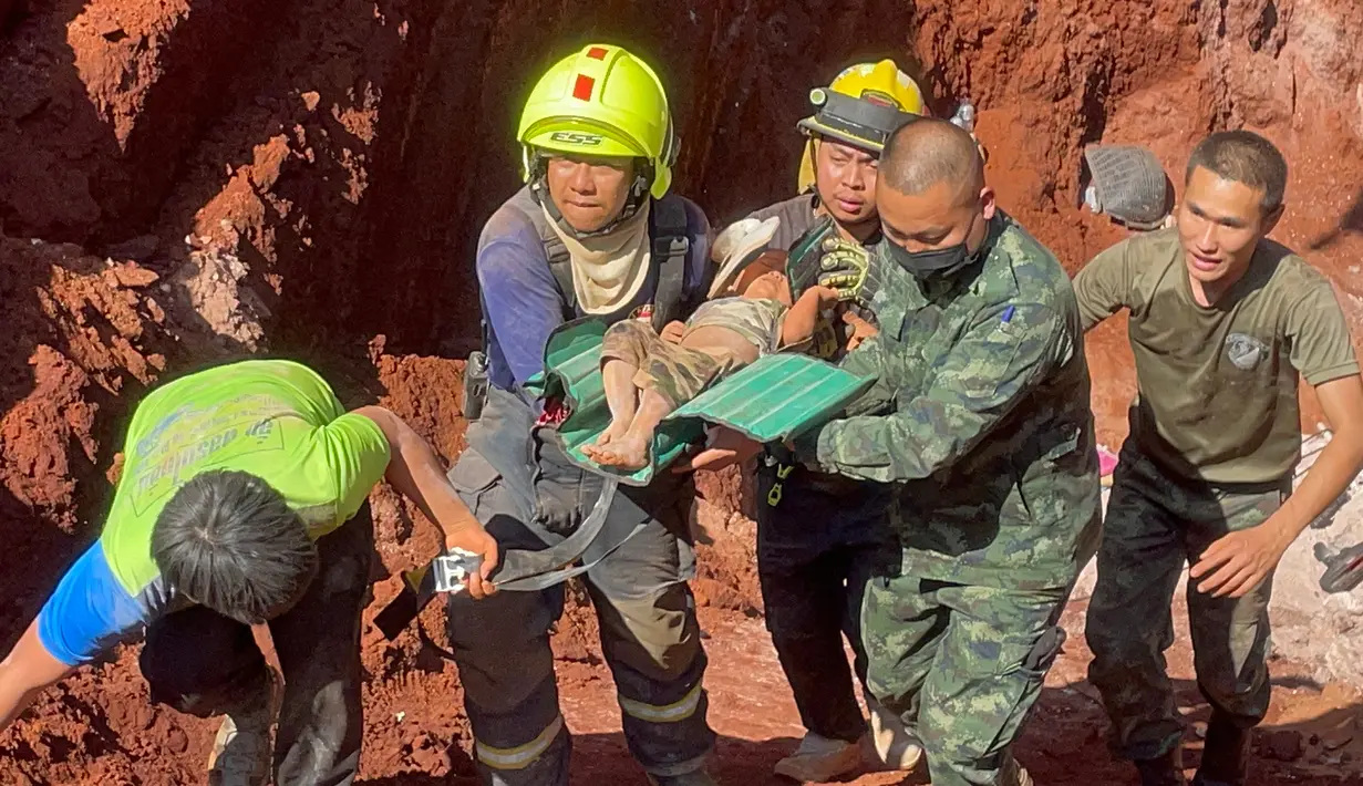 Setelah operasi darurat semalam, petugas penyelamat dan militer membawa seorang anak berusia 1 tahun dari lubang yang dalam di Provinsi Tak, Thailand, Selasa (7/2/2023). Balita asal Myanmar itu jatuh ke lubang sedalam 15 meter yang digunakan untuk pipa air tanah kemarin malam. (AP Photo/Chiravuth Rungjamratratsami)