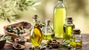Olive Oil mengandung antioksidan, seperti vitamin E dan polifenol untuk melindungi kulit dari penuaan dini. Lebih baik tidak digunakan pada kulit berjerawat. Foto: Shutterstock.