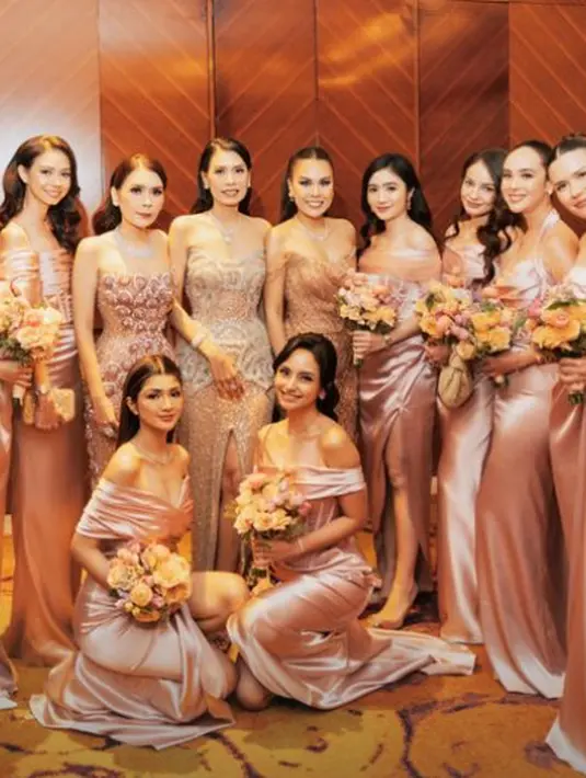 Tak hanya dengan Jessica Mila, ketiga kakak iparnya pun juga kompak dengan para bridesmaid [@nataliahasibuan]