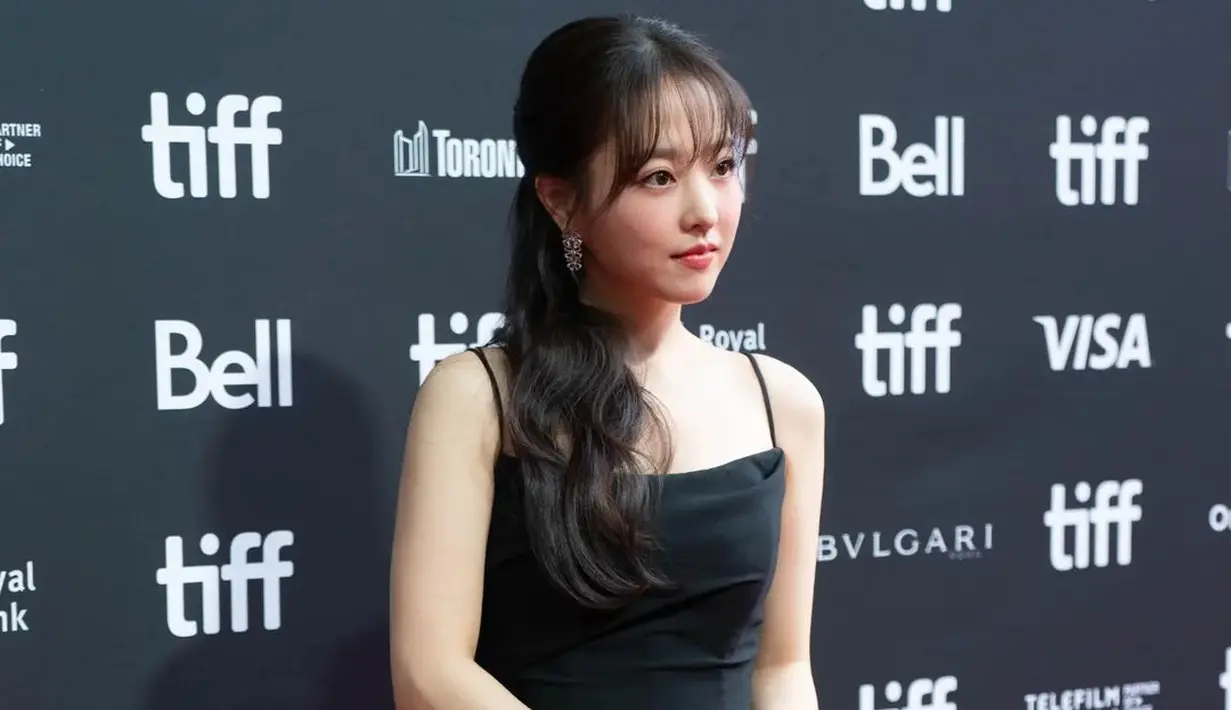 Lawan mainnya, Park Bo Young mengenakan spaghetti strap dress berwarna hitam. [@gabrieldisante]