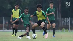 Pemain Timnas Indonesia U-19, Todd Rivaldo Ferre (kedua kiri) berebut bola dengan M Luthfi Baharsyah saat latihan di Lapangan A GBK Jakarta, Selasa (23/10). Latihan ini persiapan melawan UEA di Grup A Piala AFC U-19 2018. (Liputan6.com/Helmi Fithriansyah)