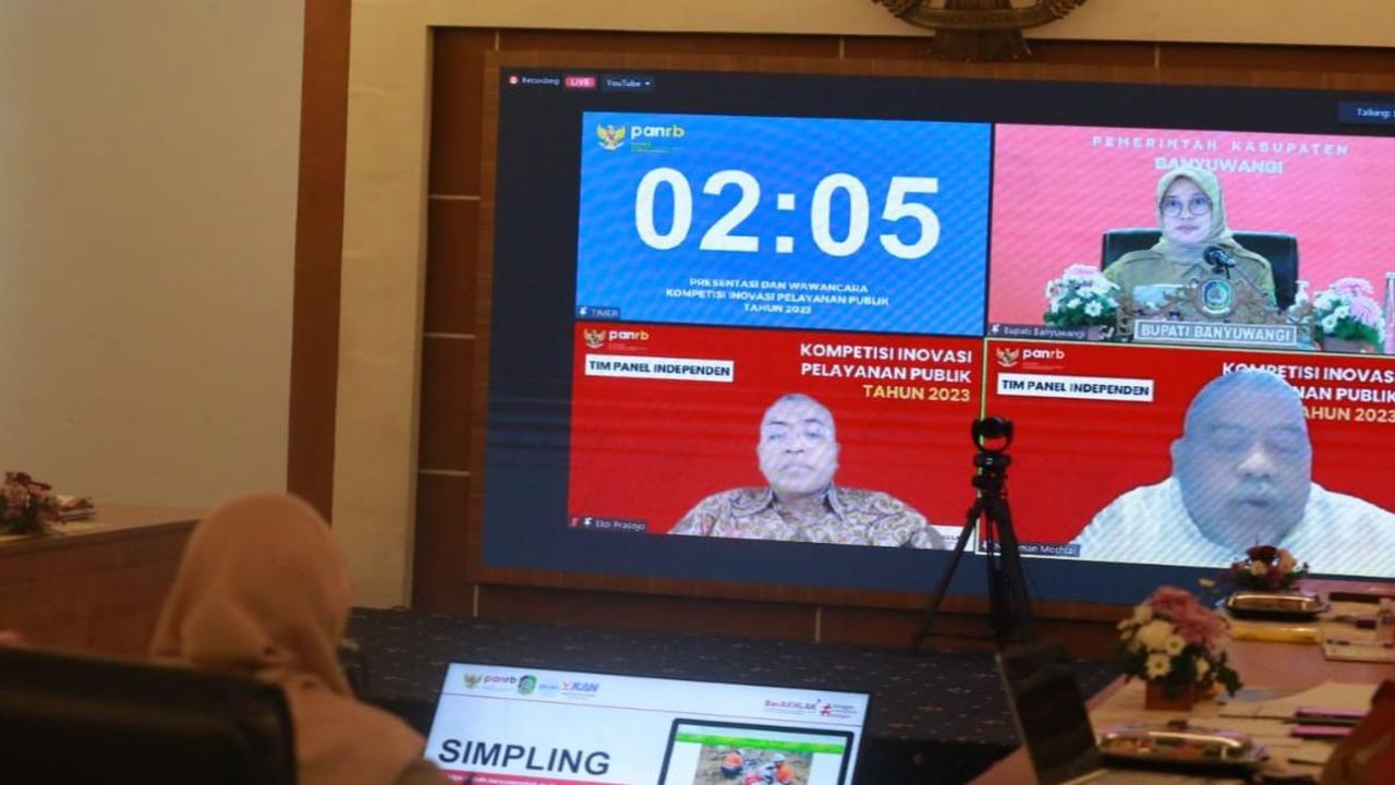 Pada sesi pertama, Bupati Ipuk memaparkan tentang Lebur Seketi. Kepada para panelis dijelaskan saat ini semua sekolah di Banyuwangi berkembang menjadi sekolah inklusi yang mendidik ABK.
