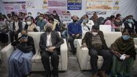 Lansia India menunggu untuk menerima vaksinasi dosis ketiga untuk COVID-19 di sebuah rumah sakit pemerintah di Gauhati, India (10/1/2022). India pada Senin (10/1) mulai memberikan dosis penguat (booster) vaksin COVID-19 bagi pekerja di lini depan dan lansia yang rentan.  (AP Photo/Anupam Nath)