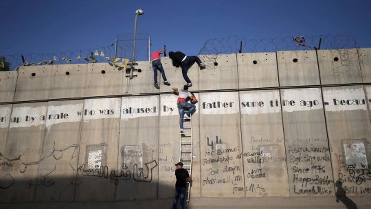 Perjuangan pria Palestina panjat tembok demi Jumatan di Al-Aqsa