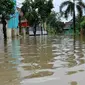 Perumahan Di Cilamaya Karawang Terendam Banjir Akibat Hujan Lebat. (Liputan6.com/Abramena)