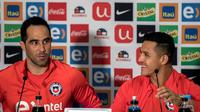 Claudio Bravo dan Alexis Sanchez (EPA/GEORGI LICOVSKI)