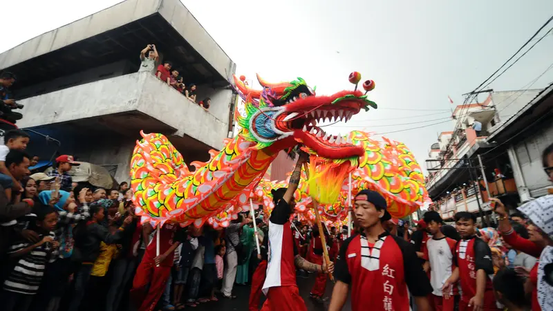 Tarian Naga memeriahkan puncak perayaan cap Go Meh dan Pesta Rakyat Bogor 2016 di Kota Bogor, Senin (22/2/2016). Puncak perayaan Tahun Baru Imlek 2567 di Kota Bogor juga dimeriahkan dengan Pesta Rakyat