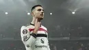 Pemain Manchester United, Diogo Dalot melakukan selebrasi setelah mencetak gol pertama timnya ke gawang FCBS dalam laga lanjutan Liga Europa 2024/2025 di National Arena Stadium, Bucharest, Romania, Jumat (31/01/2025). (AP Photo/Andreea Alexandru)