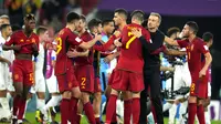 Pelatih Spanyol, Luis Enrique (kedua kanan) merayakan kemenangan atas Kosta Rika dengan para pemain pada pertandingan grup E Piala Dunia 2022 Qatar di Stadion Al Thumama di Doha, Qatar, Rabu (23/11/2022). Spanyol menang atas Kosta Rika dengan skor 7-0. (AP Photo/Julio Cortez)