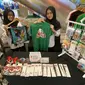 Aneka ragam merchandise Piala Dunia U-17 mulai dijual di sejumlah tempat di Kota Surabaya. (Dian Kurniawan/Liputan6.com)