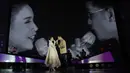 Dalam segmen khusus, duet apik ditunjukan oleh dua penyanyi, Rossa dan sahabatnya, Afgansyah Reza. Duet romantis keduanya di atas panggung megah dan mandapat sambutan meriah dari penonton yang memenuhi arena. (Bambang E. Ros/Bintang.com)