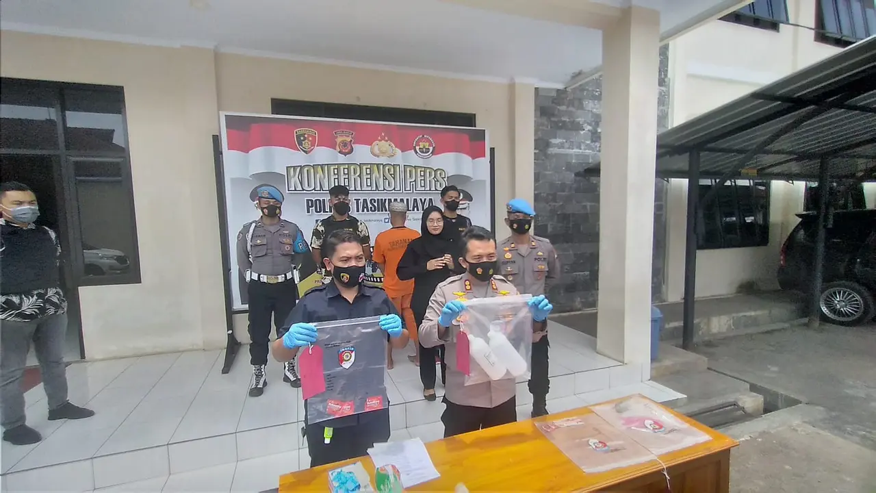 Kapolres Tasikmalaya AKBP Rimsyahtono, menunjukan barang bukti perkara racikan maut miras oplosan dalam rilis kasus di Mapolres Tasikmalaya, Rabu (13/10/2021).