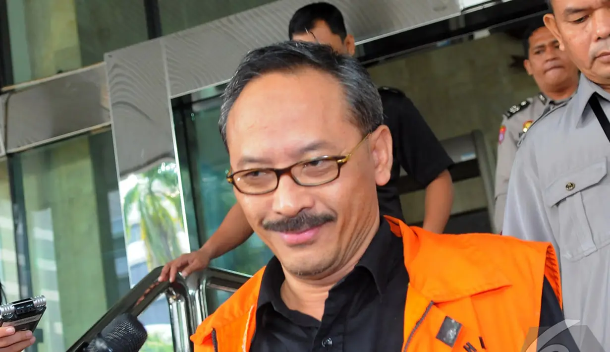 Heru Sulaksono berjalan keluar dari gedung KPK usai menjalani pemeriksaan (Liputan6.com/Faisal R Syam)