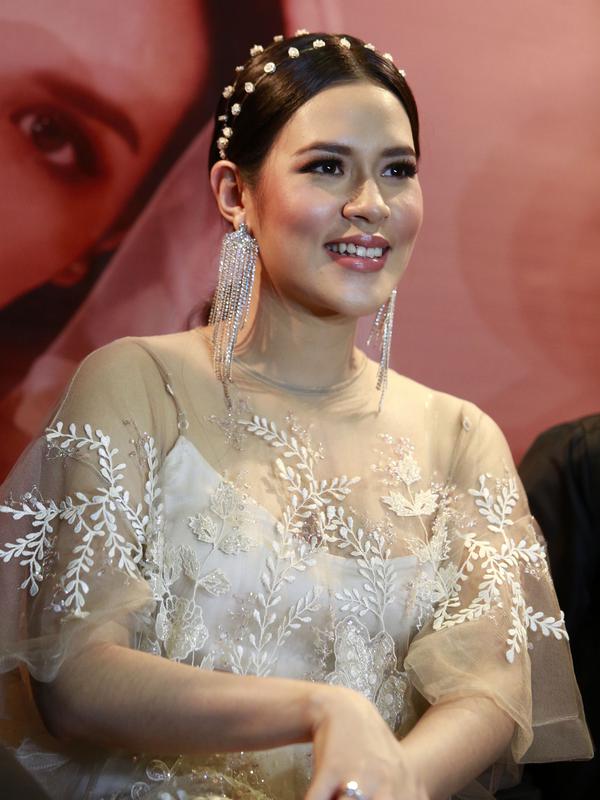 raisa pamer dandanan glamor pertama pasca melahirkan