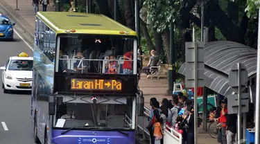 Para wisatawan menunggu bus tingkat wisata atau City Tour Jakarta, Jakarta, Sabtu (10/1/2015). (Liputan6.com/Miftahul Hayat)