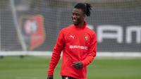 Gelandang Rennes, Eduardo Camavinga tersenyum saat mengikuti sesi latihan tim di pusat pelatihan Piverdiere di Rennes, Prancis barat (23/11/2020). Rennes akan bertanding melawan Chelsea pada Grup E Liga Champions di Roazhon Park. (AFP/Loic Venance)