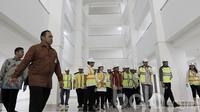 Wakil Presiden RI, Jusuf Kalla, meninjau pembangunan wisma atlet di Kemayoran, Jakarta, Minggu (26/3/2017). Wapres Jusuf Kalla meninjau langsung renovasi veneu dan fasilitas untuk Asian Games 2018. (Bola.com/M Iqbal Ichsan)