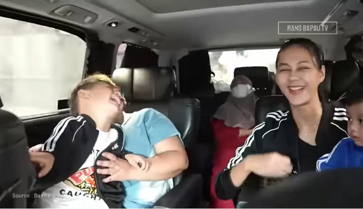 "Kakak pilih, mau ngomong bahasa Inggris atau bahasa Jawa," tanya Paula dilansir dari vlog kanal Rans Bapau TV. "Bahasa Jawa," jawa Kiano sambil ketawa. [Youtube/Rans Bapau TV]