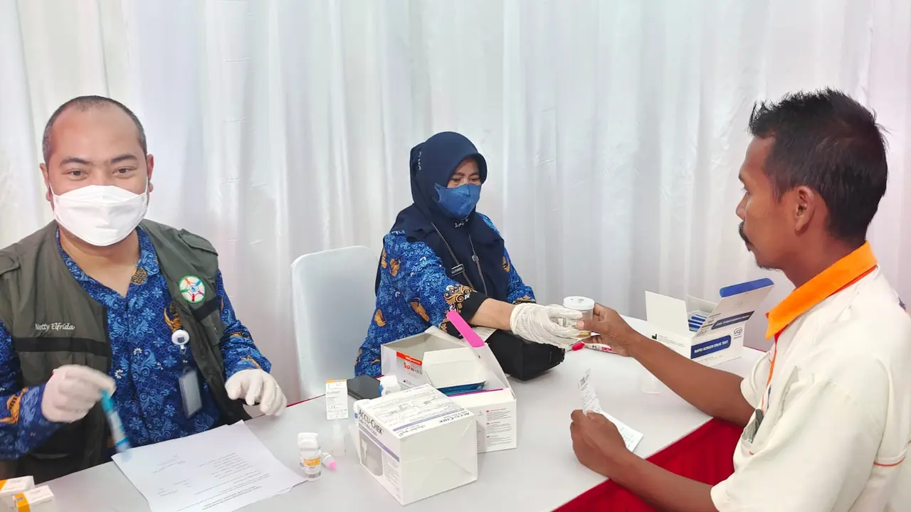 Pengemudi Bus sedang menjalani tes urine di Terminal Jatijajar. (Liputan6.con/Dicky Agung Prihantono)
