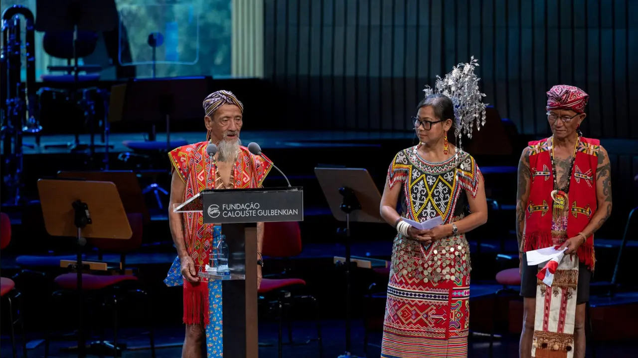 Apai Janggut, “tuai rumah panjang" (Ketua Masyarakat Adat) Dayak Iban Sungai Utik, Indonesia mendapatkan penghargaan Gulbenkian Prize for Humanity ke-4 dari Yayasan Calouste Gulbenkian di Lisabon (19/07).