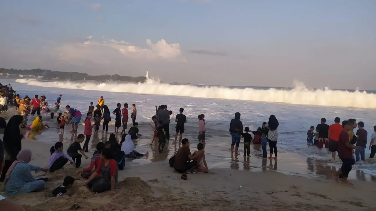 Ribuan pengunjung tengah menikmati liburan pantai menjelang petang di pantai Santolo Garut, Jawa Barat. (Liputan6.com/Jayadi Supriadin)