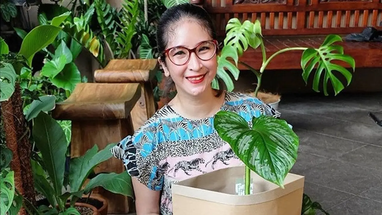 Jarang Tersorot, Ini 7 Potret Terbaru Novita Angie yang Hobi Berkebun