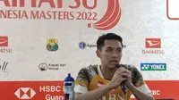 Tunggal putra Indonesia Jonatan Christie menjelaskan kekalahan dirinya dari&nbsp;Zhao Jun Peng asal China pada babak pertama Indonesia Masters 2022 kepada awal media di Istora Gelora Bung Karno, Senayan, Jakarta, Rabu (8/6). (foto: Liputan6.com/Bogi Triyadi)