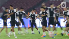 Pemain Timnas Indonesia saat menjalani sesi latihan resmi di Stadion Utama Gelora Bung Karno, Senayan, Jakarta Pusat, Kamis (14/11/2024). (Liputan6.com/Angga Yuniar)