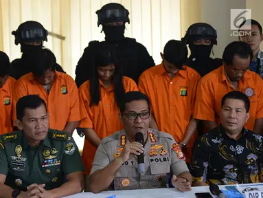 Kabid Humas Polda Metro Jaya Kombes Argo Yuwono bersama Kapendam Jaya Kolonel Inf Kristomei Sianturi menggelar rilis tersangka kasus pengeroyokan anggota TNI di Markas Polda Metro Jaya, Jakarta, Jumat (14/12). (Merdeka.com/Imam Buhori)