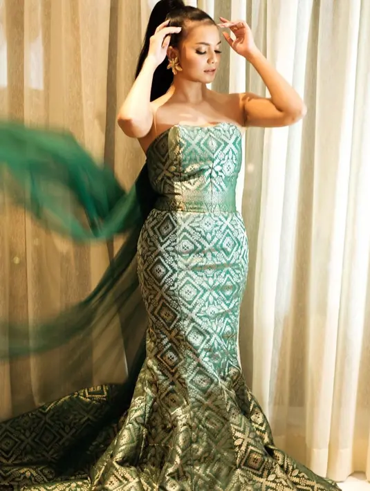 Citra Scholastika dikenal sebagai salah satu seleb yang suka mengenakan baju khas Indonesia. Dibuat sesuai dengan gaya khas Citra yang masih muda, kreasi gaun dengan motif batik miliknya banyak menarik perhatian. Penampilannya semakin terlihat anggun. (Liputan6.com/IG/@citrascholastika)