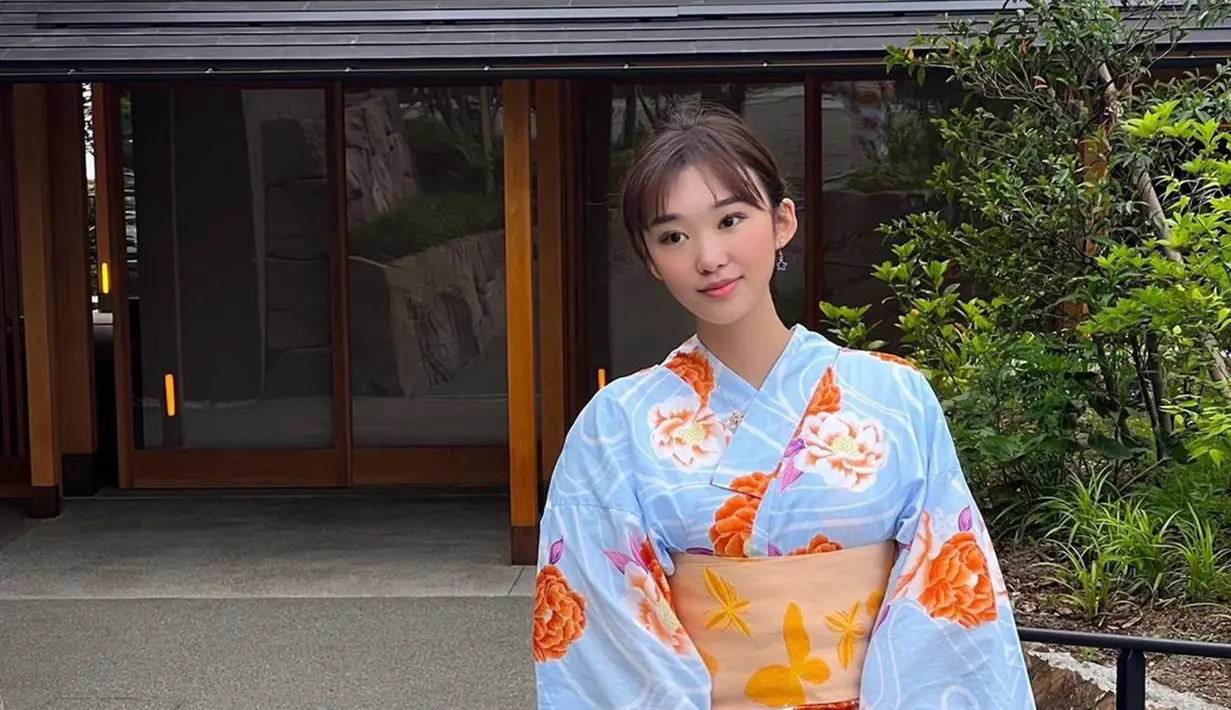 Tampil mengenakan yukata, banyak netizen memuji penampilan Livy. Selebgram yang namanya belakangan populer ini memang tampil menawan dengan balutan yukata bernuansa biru muda. Abadikan momen serunya selama di Jepang, Livy banyak unggah berbagai potretnya dalam media sosial Instagram. (Liputan6.com/IG/@livyrenata)