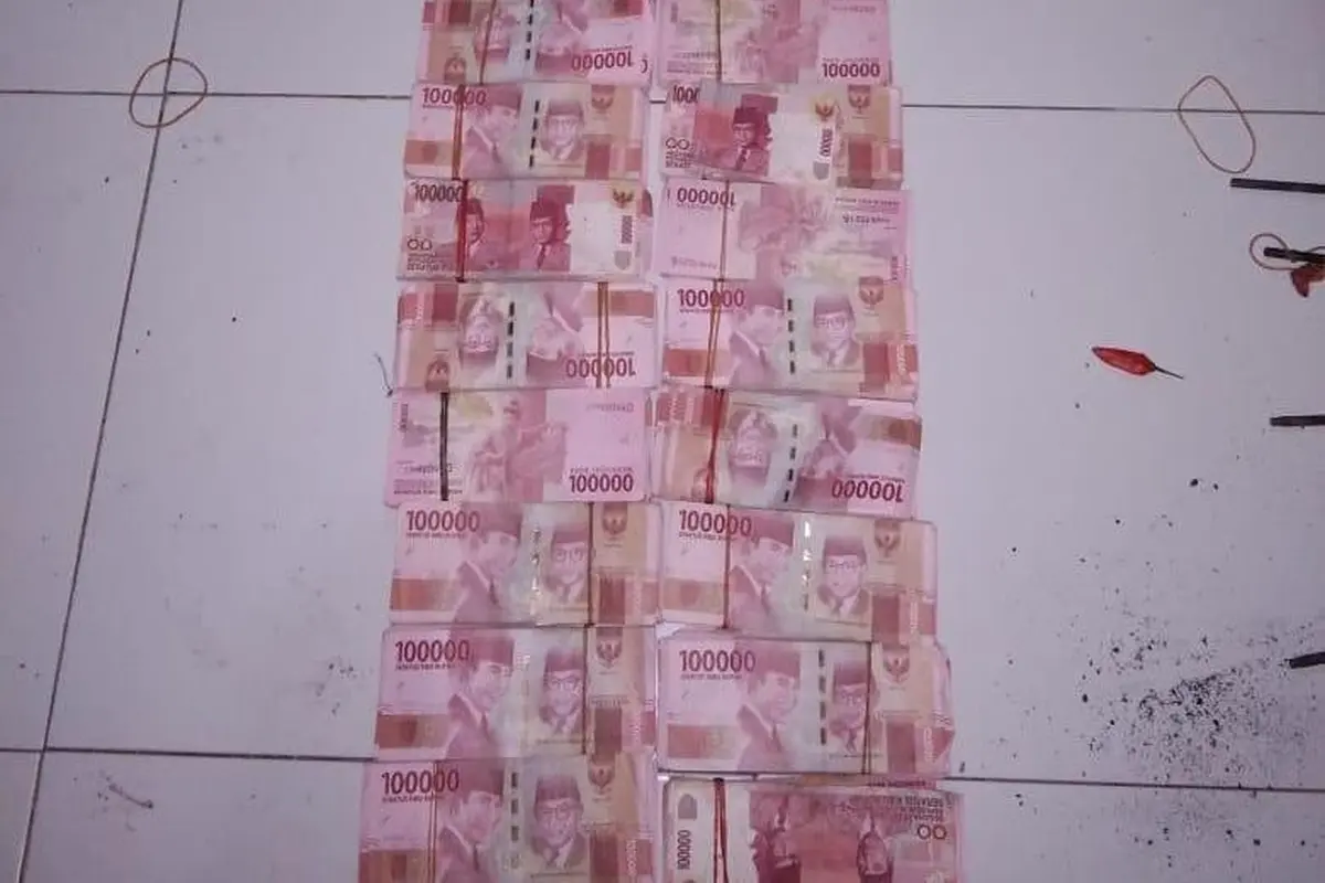 Barang bukti uang yang didapat dari tangan tersangka