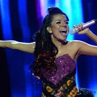 Untuk menjadi penyanyi terkenal, Nowela membutuhkan perjuangan yang besar. Dahulu, Nowela sempat bernyanyi 30 lagu dalam waktu tiga jam dan hanya mendapatkan bayaran sebesar 35 ribu rupiah.