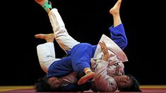 Aksi pejudo Indonesia Szalsza Maulida (putih) saat beraksi melawan pejudo Laos dalam laga eksebisi usai  turnamen SEA Games di Singapura. (REUTERS/Edgar Su) 