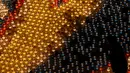 Pengunjung melihat pajangan lilin selama Festival Cahaya Cittadella, di Benteng abad pertengahan di Victoria, Pulau Gozo, Malta, (16/3). Sekitar 30 ribu lilin bertebaran di Victoria. (REUTERS / Darrin Zammit Lupi)