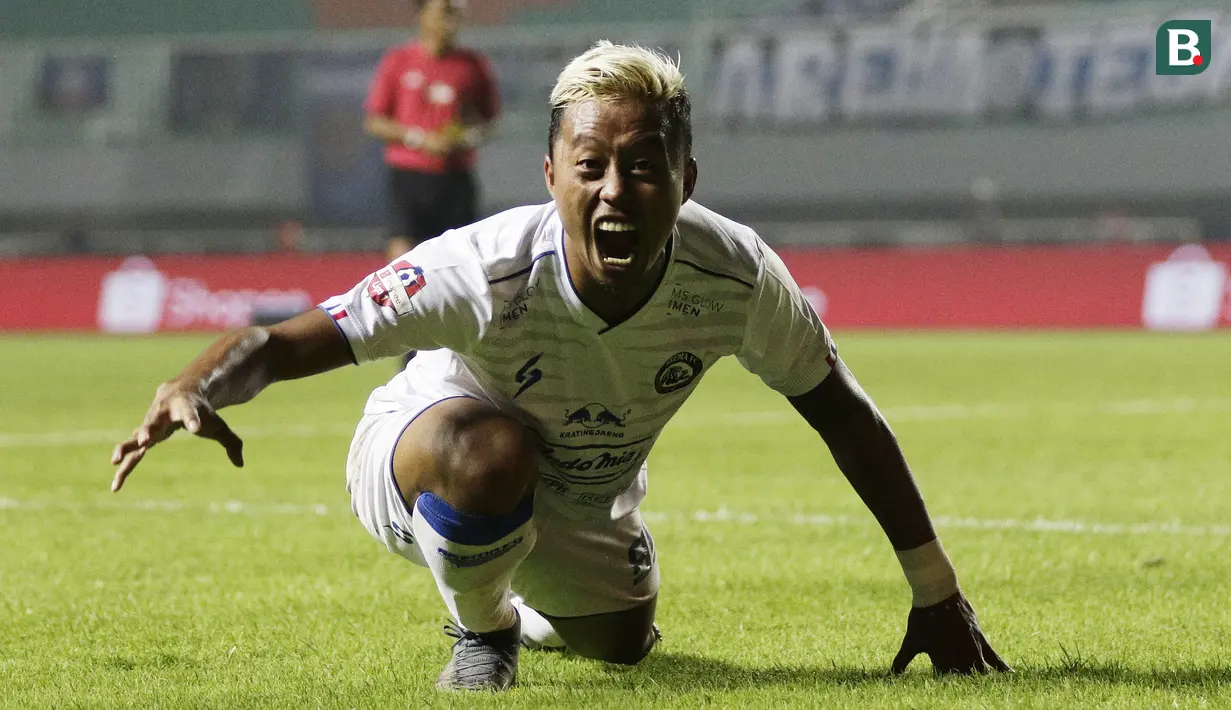 Striker Arema FC, Kushedya Hari Yudo, melakukan selebrasi seperti Singa usai membobol gawang Tira Persikabo pada laga Shopee Liga 1 di Stadion Pakansari, Bogor, Senin, (2/3/2020). (Bola.com/M Iqbal Ichsan)