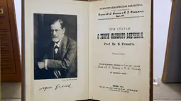 Foto pada 29 Agustus 2020 ini menunjukkan sebuah buku karangan Sigmund Freud di Museum Sigmund Freud di Wina, Austria. Museum Sigmund Freud di Wina dibuka kembali untuk para pengunjung pada Sabtu (29/8) setelah menjalani proses renovasi dan rekonstruksi selama 18 bulan. (Xinhua/Georges Schneider)