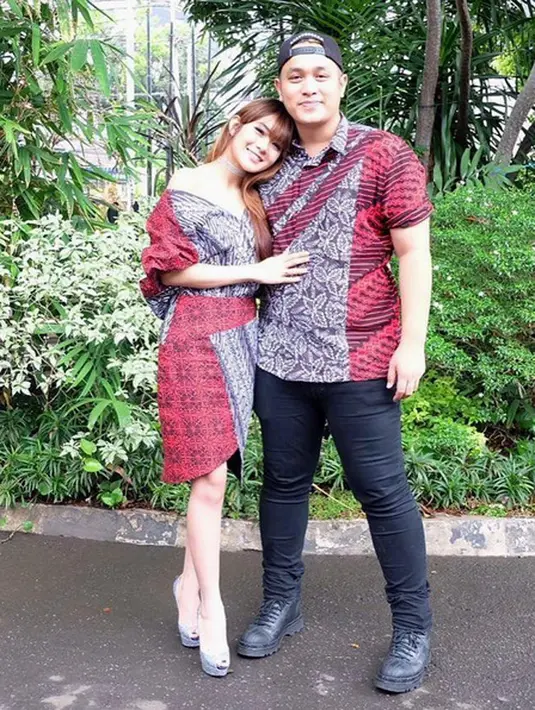 Masih di tempat yang sama, Gilang Dirga mengaku pada lebaran tahun ini tidak bisa mudik. Ia akan dirumah keluarga istrinya, Adiezty Firza. Dan sesudah lebaran berangkat untuk menjalankan ibadah umrah. (Instagram/adieztyfersa)