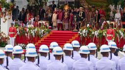 Berbeda dengan tahun lalu, upacara peringatan Hari Kemerdekaan ke-79 RI pada tahun 2024 dilaksanakan di Ibu Kota Nusantara (IKN), Sepaku, Penajam Paser Utara, Kalimantan Timur. Tampak dalam foto, Presiden Indonesia Joko Widodo (tengah, di podium) memimpin upacara pengibaran bendera yang menandai Hari Kemerdekaan ke-79 Indonesia di Istana Kepresidenan di Ibu Kota Nusantara, Sepaku, Penajam Paser Utara, Kalimantan Timur, pada 17 Agustus 2024. (BAY ISMOYO/AFP)