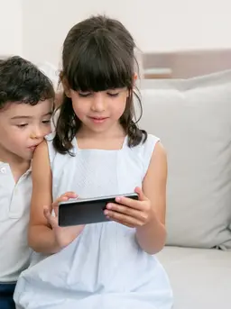 Dibalik kemudahan memainkan gadget, terlalu lama mental layar dapat berdampak pada kesehatan fisik dan emosional anak, sehingga screen time mereka perlu dibatasi. [Dok/freepik.com/pch.vector]