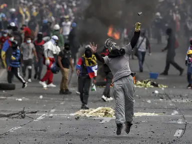 Demonstran bentrok dengan polisi selama protes anti-pemerintah di tengah perayaan Hari Kemerdekaan Kolombia, di Cali, Selasa (20/7/2021). Warga Kolombia kembali turun ke jalan ketika pemerintah secara resmi mengajukan RUU reformasi pajak $3,95 miliar kepada Kongres. (AP Photo/Andres Gonzalez)