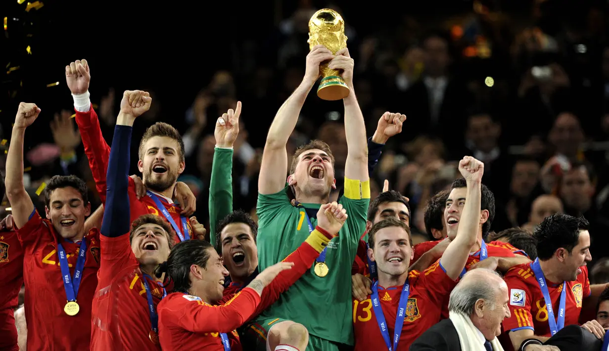 Bersama timnas Spanyol, kariernya pun cukup mentereng. Ia adalah kapten yang membawa Tim Matador menjuarai Piala Dunia 2010, Euro 2008 dan 2012. (AFP/Javier Soriano)