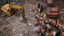 Sejumlah petugas  sibuk mencari korban yang terjebak di  reruntuhan bangunan di Mumbai, India, Selasa (4/8/2015). Bangunan tersebut runtuh karena kondisinya yang sudah tak layak pakai dan menewaskan 11 orang.(REUTERS/Danish Siddiqui)