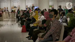 Sejumlah pelaku UMKM duduk menunggu untuk vaksin COVID-19 di Jakarta, Kamis (1/4/2021). Vaksin diberikan kepada 1.500 pelaku UMKM dan target kanvaksinasi bagi pelaku UMKM di DKI Jakarta mencapai 250.000. (Liputan6.com/Faizal Fanani)
