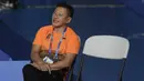 Pelatih tunggal putra Indonesia, Hendri Saputra, mengamati Anthony Ginting saat melawan Soong Joo Ven pada final beregu SEA Games 2019 di Multinlupa Sport Center, Rabu (4/12). Ginting menang 13-21, 21-15, dan 21-18. (Bola.com/M Iqbal Ichsan)