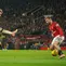 Pemain West Ham, Jarrod Bowen (kiri) melepaskan tendangan ke arah gawang Manchester United pada lanjutan Liga Inggris 2025/2026 di Stadion Old Trafford, Jumat (5/12/2025) malam WIB. (AP Photo/Ian Hodgson)