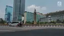 Kendaraan bermotor melintas di kawasan Jalan Thamrin, Jakarta, Sabtu (1/6/2019). Sejumlah ruas jalan rawan macet di Ibu Kota saat ini terpantau lengang dan lancar. (Liputan6.com/Faizal Fanani)